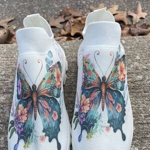 Floral Butterfly Women's Slip-On Sneakers size 9